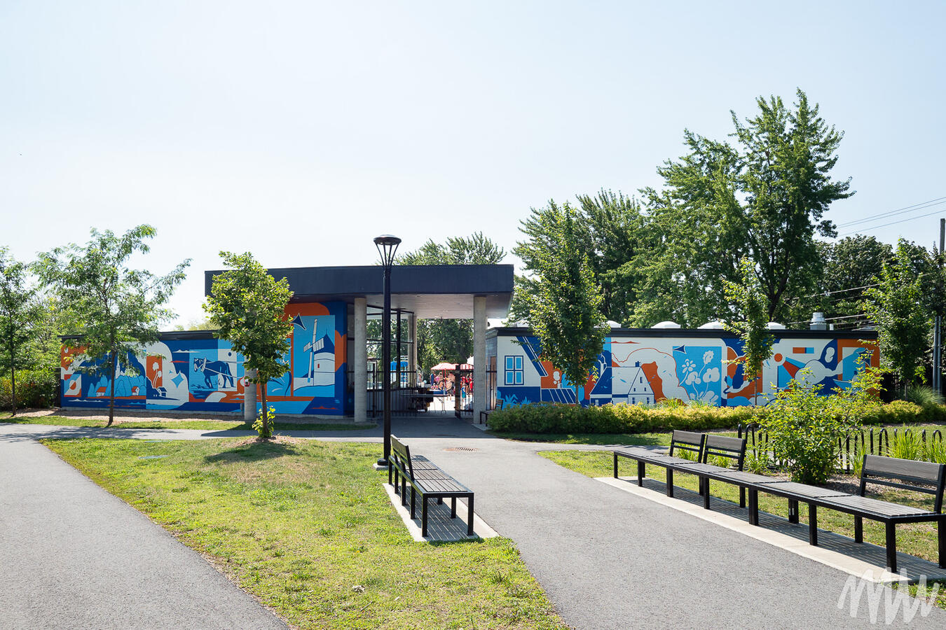 Une murale peinte sur la piscine municipale de Varennes par Lucas Saenger. On y voit des éléments caractéristiques de la ville de Varennes.