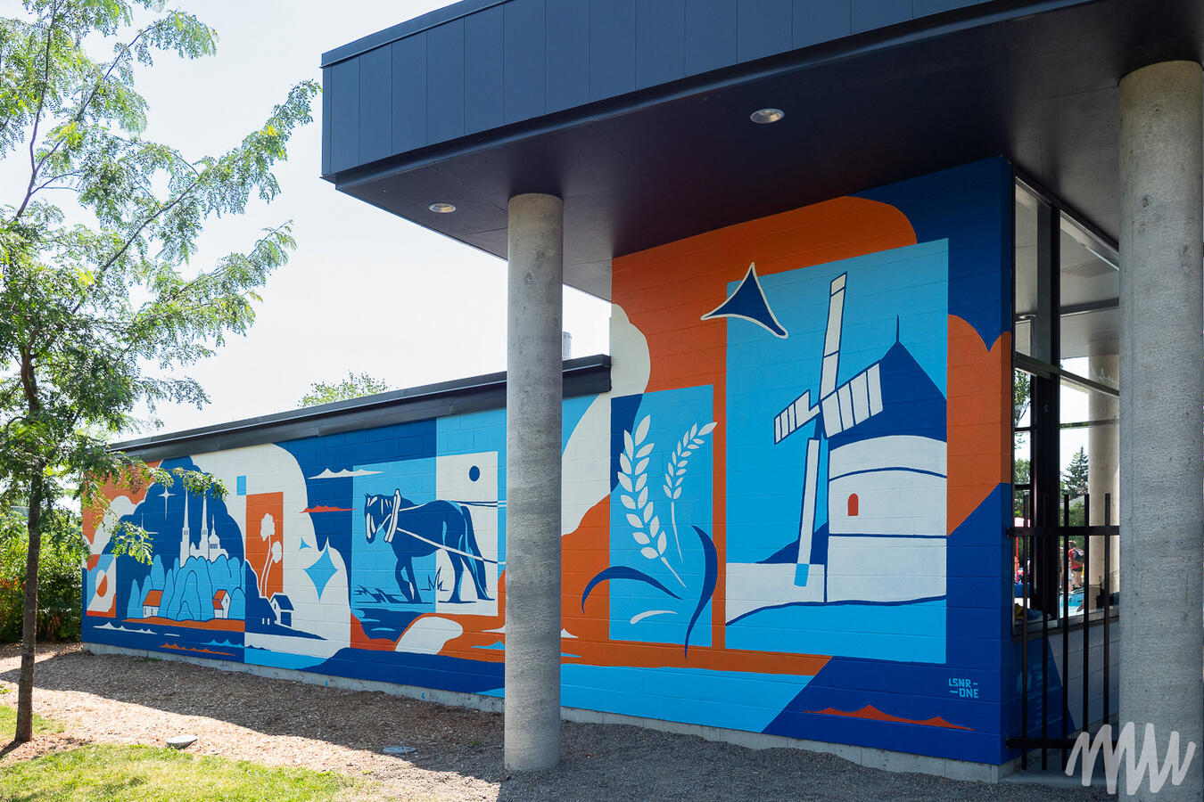 Une murale peinte sur la piscine municipale de Varennes par Lucas Saenger. On y voit des éléments caractéristiques de la ville de Varennes.