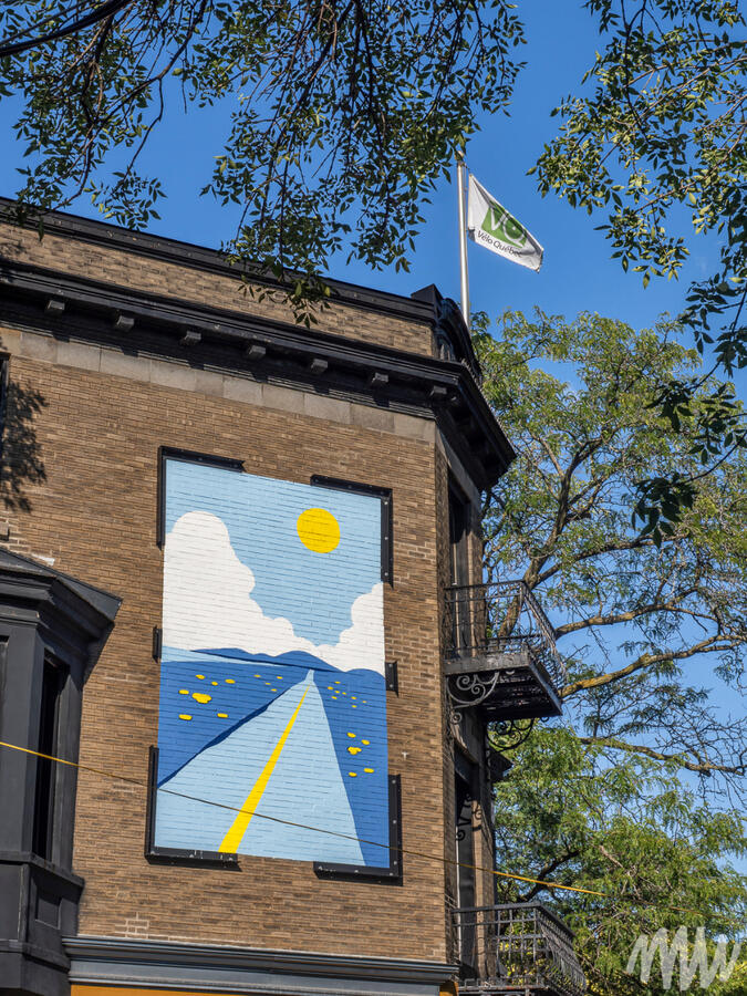 Une murale représentant une piste cyclable avec vue sur le fleuve.