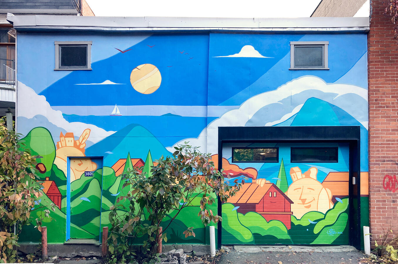 &quot;La vallée des géants&quot;, murale peinte dans la ruelle Mentana. Plateau Mont-Royal à Montréal, Octobre 2023.