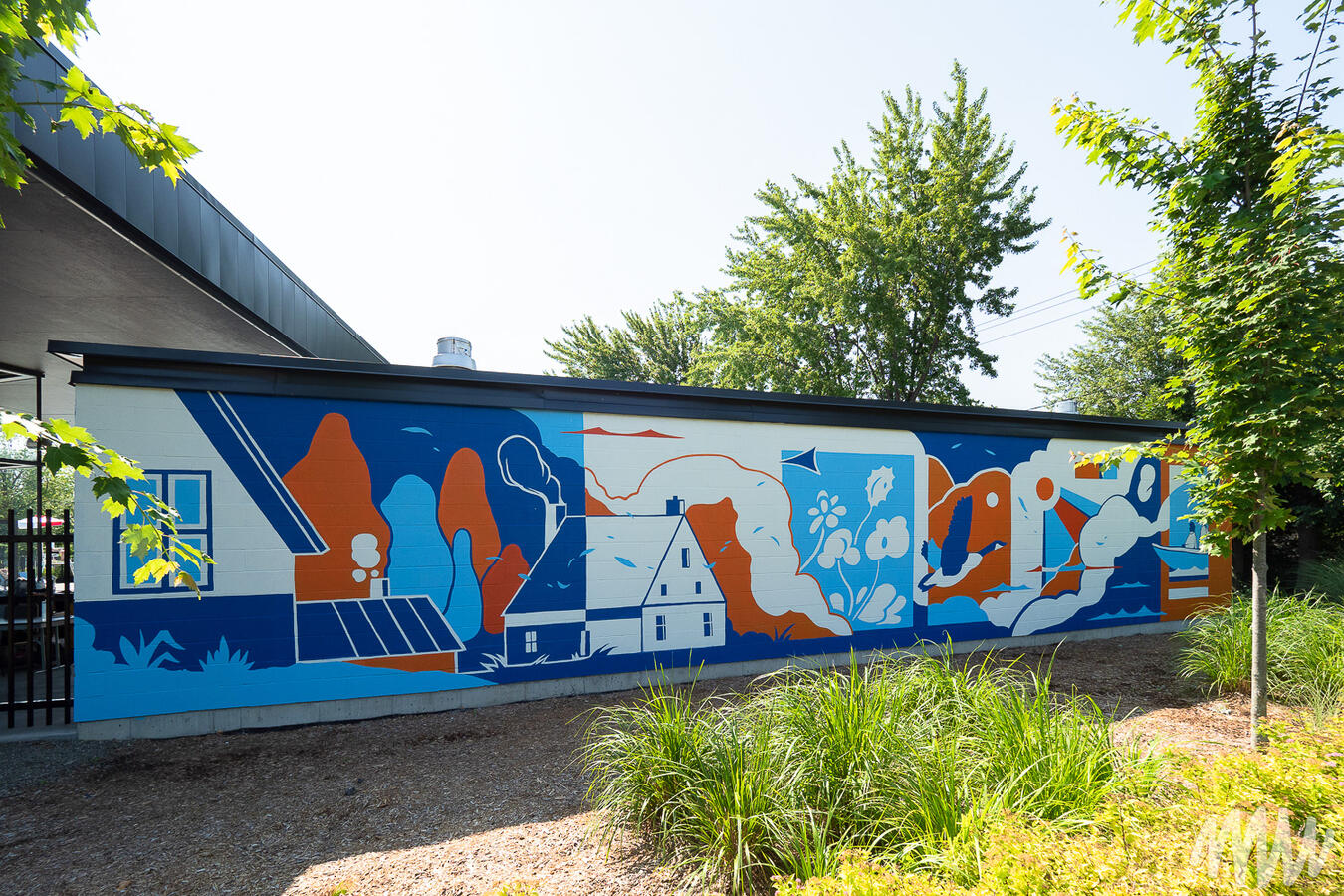 Une murale peinte sur la piscine municipale de Varennes par Lucas Saenger. On y voit des éléments caractéristiques de la ville de Varennes.