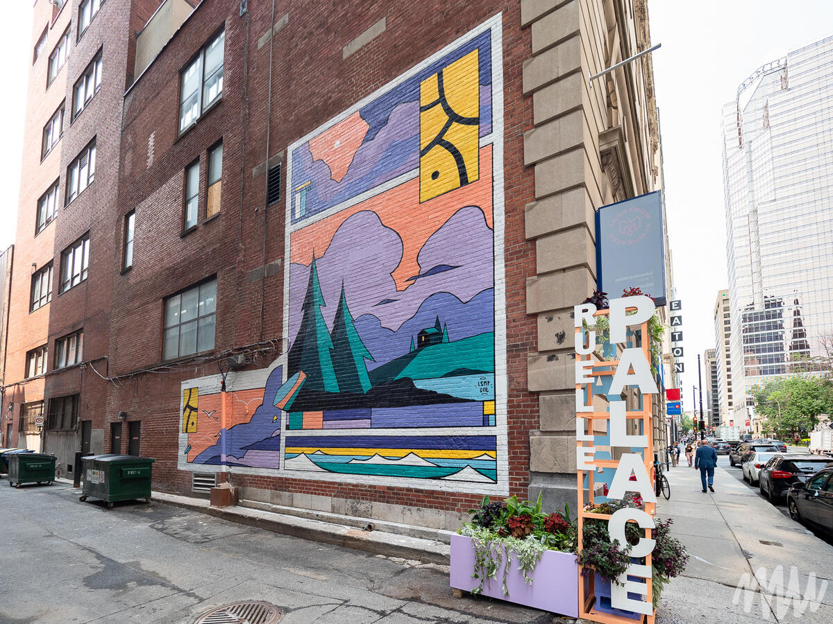 Une murale peinte par l'artiste Lucas Saenger dans la ruelle Palace à Montréal. On y voit un paysage au couchant, dans une composition en cases.