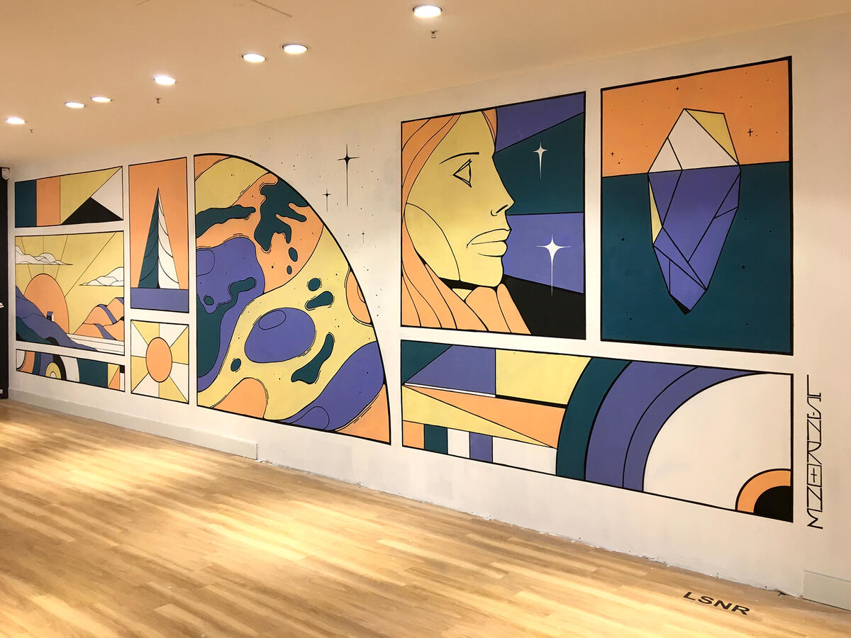 Murale peinte par Lucas Saenger. Dans une composition en cases, on y voit un mélange de formes abstraites et illustratifs.