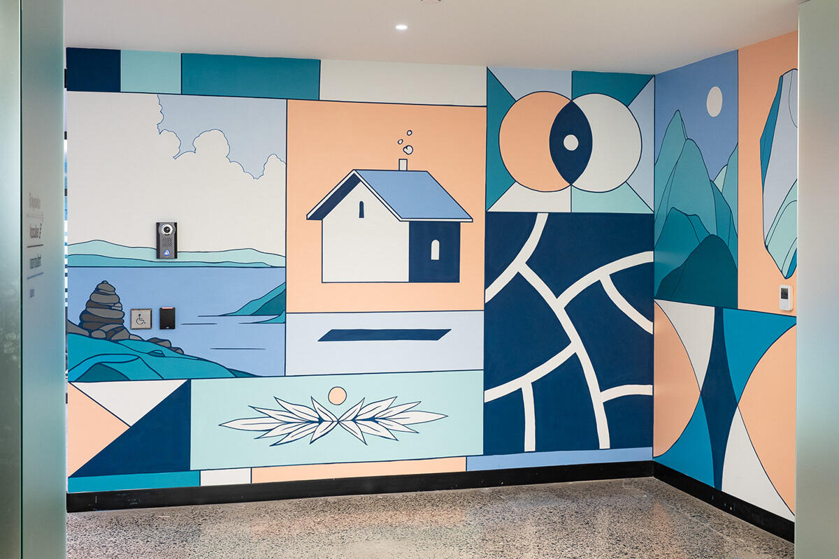 Murale intérieure peinte par Lucas Saenger. Dans des couleurs douces, on y voit une maison, des éléments minéraux, végétaux et abstraits qui se mélangent.