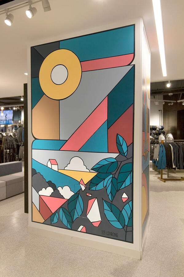 Une colonne peinte par Lucas Saenger, dans un local commercial à Pointe-Claire. On y voit des formes graphiques rappelant des éléments naturels, qui forment une composition.