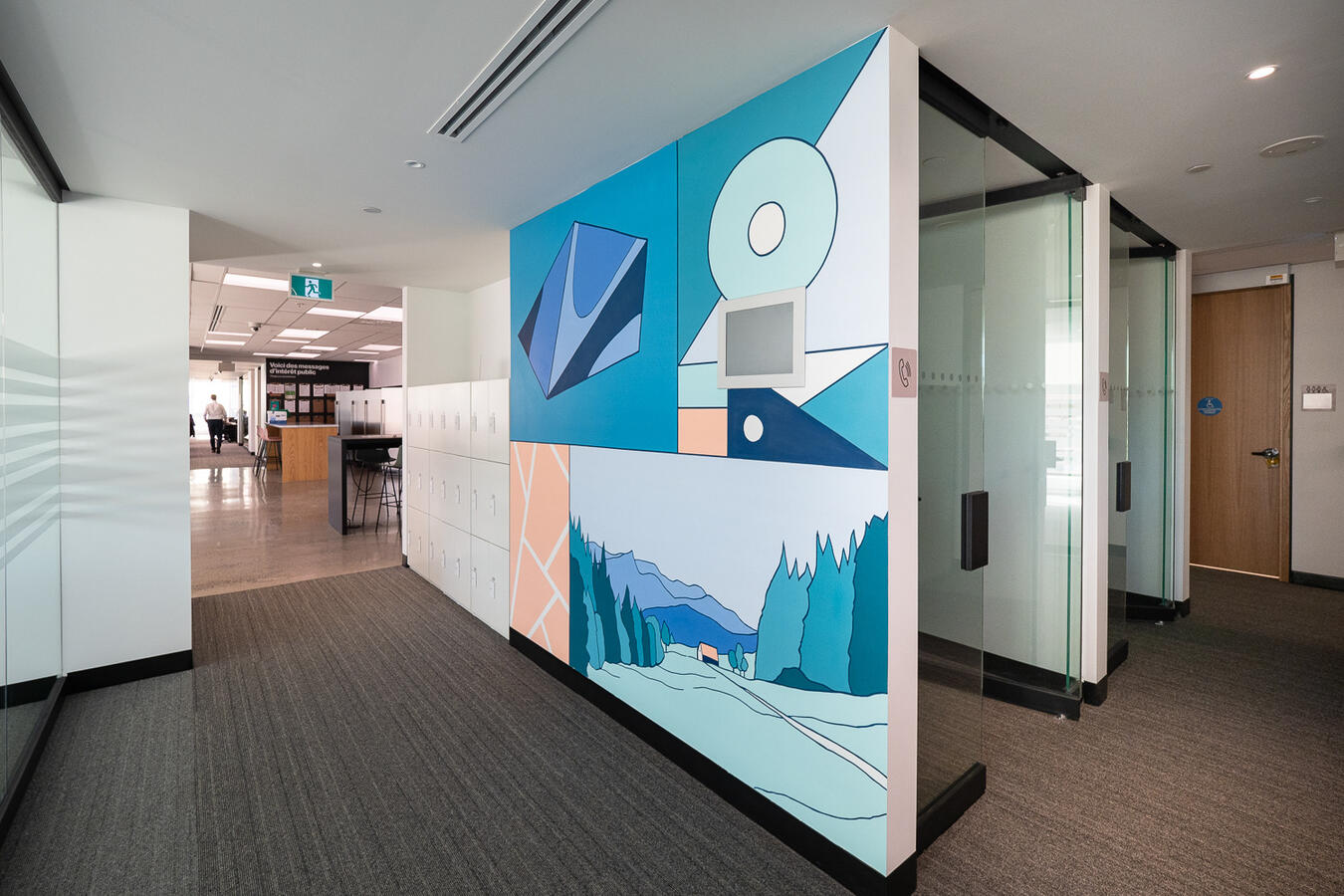 Murale intérieure peinte par Lucas Saenger. Dans des couleurs douces, on y voit des éléments minéraux, végétaux et abstraits qui se mélangent.