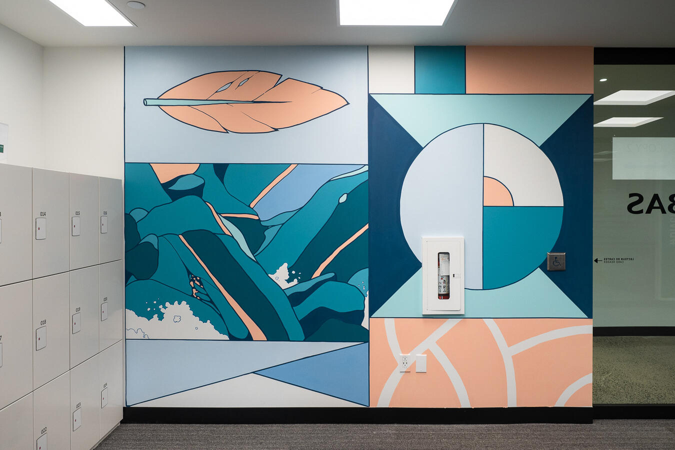 Murale intérieure peinte par Lucas Saenger. Dans des couleurs douces, on y voit des éléments minéraux, végétaux et abstraits qui se mélangent.